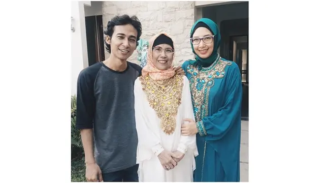 Momen Natly saat merayakan lebaran bersama keluarga.