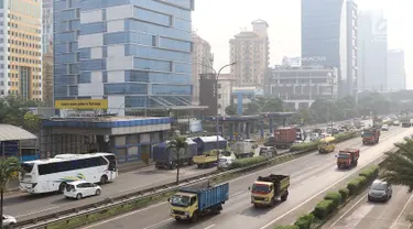 Suasana di ruas Jalan Tol Lingkar Luar Jakarta, Jumat (25/5). Guna mengantisipasi kemacetan saat Asian Games, pemerintah akan segera menguji coba pembatasan truk pada Juni 2018 mendatang. (Liputan6.com/Immanuel Antonius)