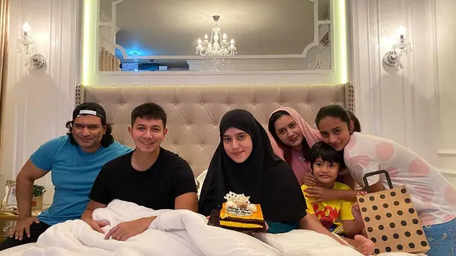 Momen Perayaan Ulang Tahun Fairuz A Rafiq Bersama Keluarga dan Kerabat Terdekatnya