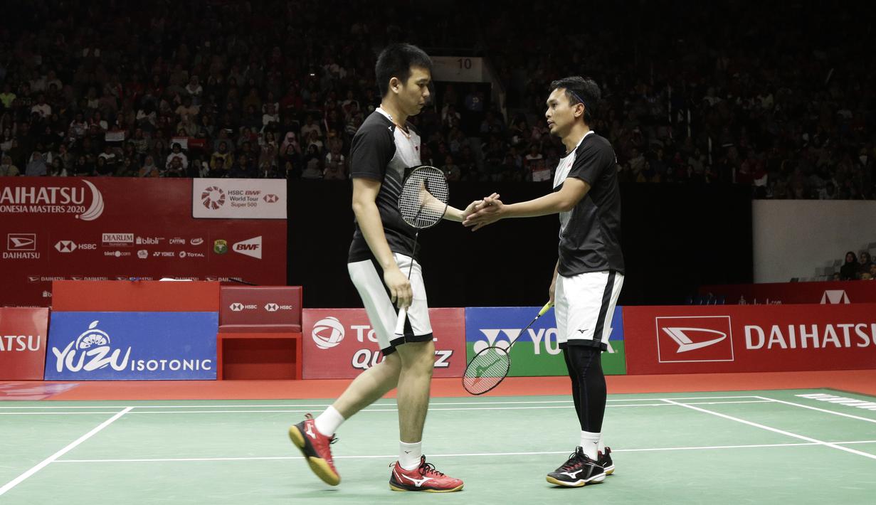 Ganda putra Indonesia, Mohammad Ahsan/Hendra Setiawan, saat menghadapi Fajar Alfian/Muhammad Rian Ardianto, pada laga Indonesia Masters 2020 di Istora Senayan, Jakarta, Sabtu (18/1). Ahsan/Hendra menang tiga gim dengan skor 21-12, 18-21, dan 21-17. (Bola.com/Yoppy Renato)