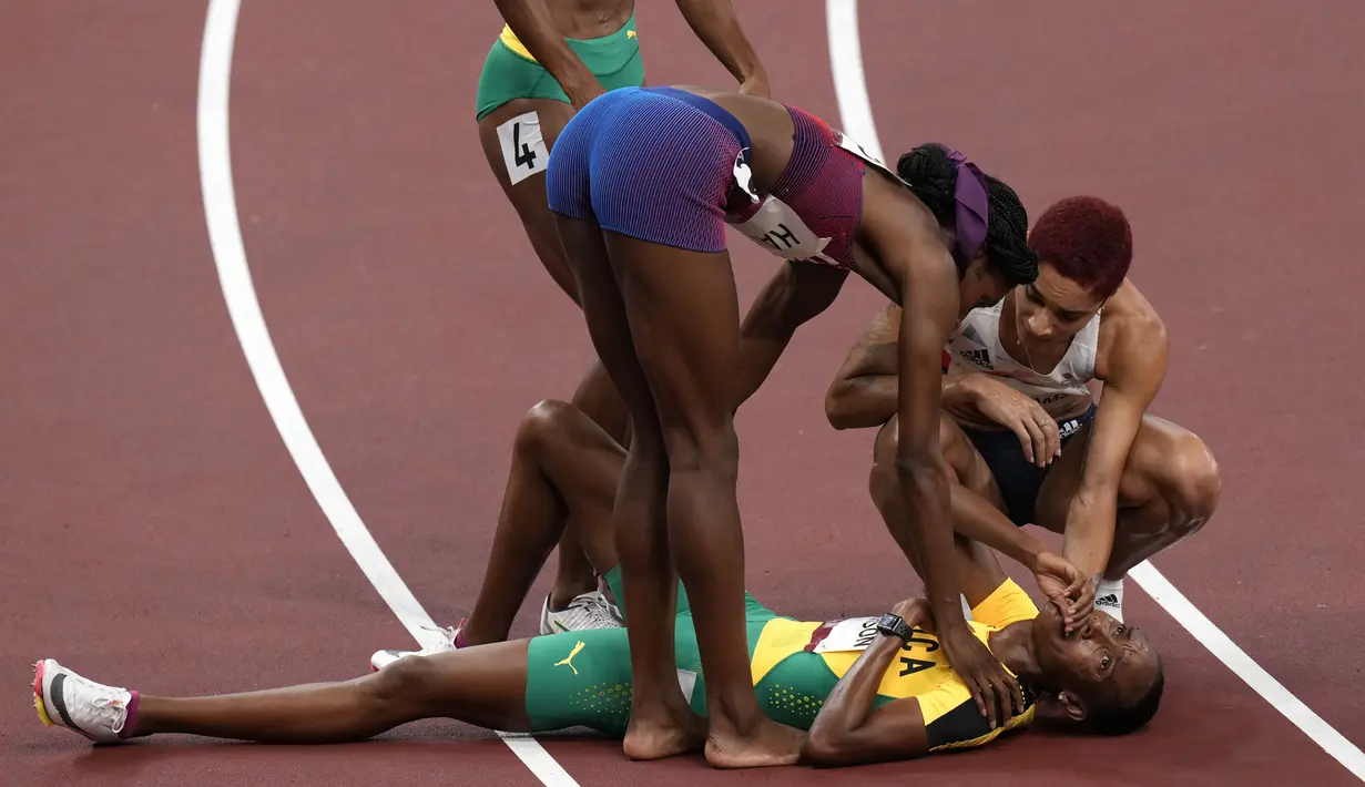 Atlet Jamaika Stephenie Mcpherson bereaksi ketika dia dibantu dari lintasan setelah final 400 meter putri Olimpiade Tokyo 2020 di Tokyo, Jepang, 6 Agustus 2021. (AP Photo/Francisco Seco)