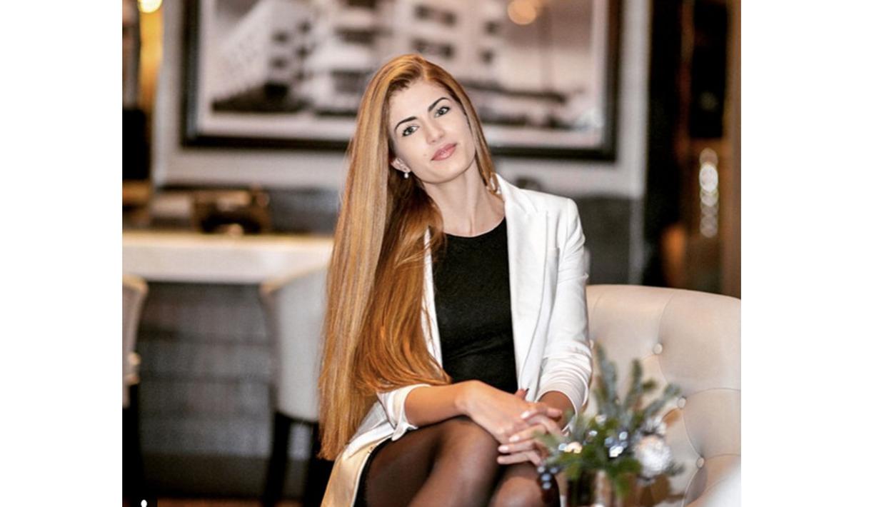 Melanie Martins saat berfoto di sebuah ruangan, menampilkan kecantikannya yang alami. (Foto/Instagram)