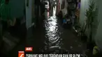 Meski banjir terus meninggi, namun warga masih tetap bertahan di rumah dan menunggu banjir surut.