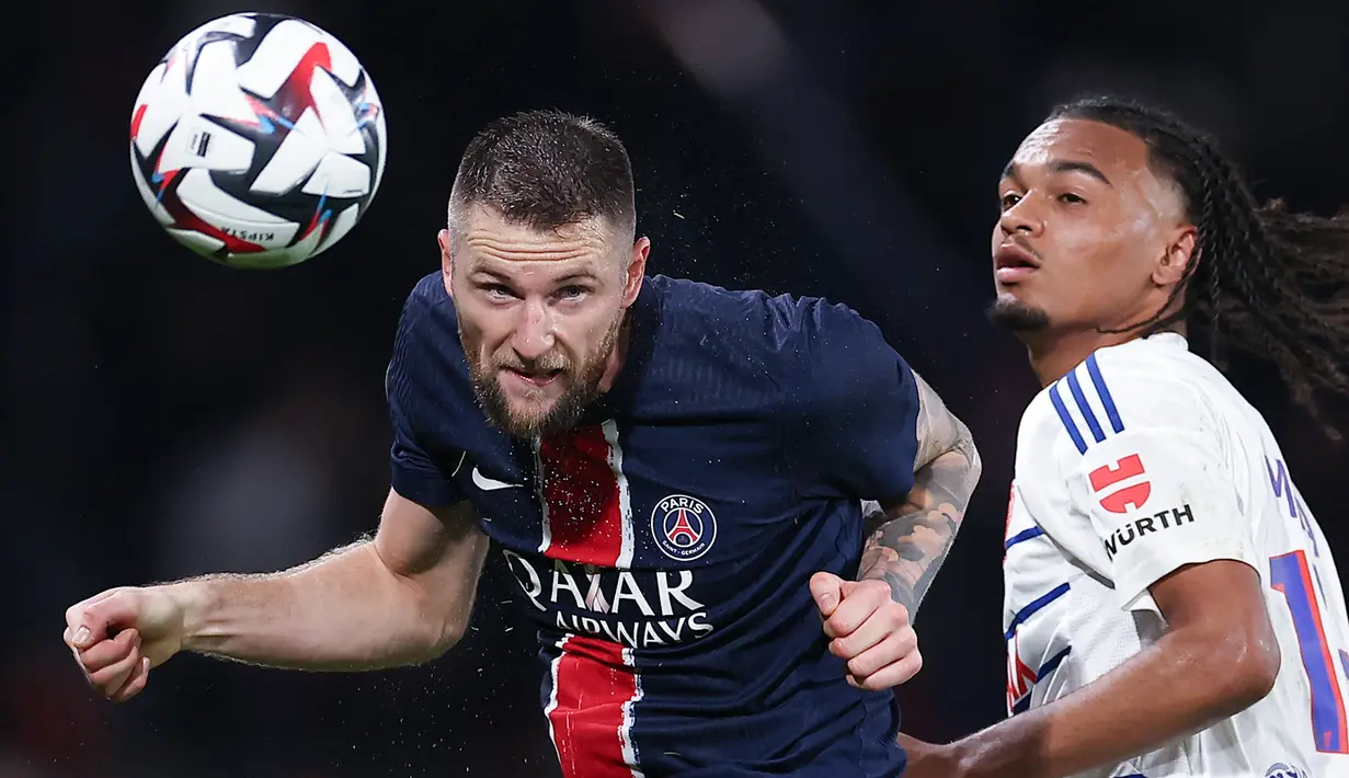 Pemain asal Slovakia itu kemudian pindah ke PSG pada musim panas 2023. Ia menjadi pemain reguler musim lalu dan berkontribusi membawa Les Parisien menjuarai Ligue 1 serta Coupe de France. (AFP/Franck Fife)