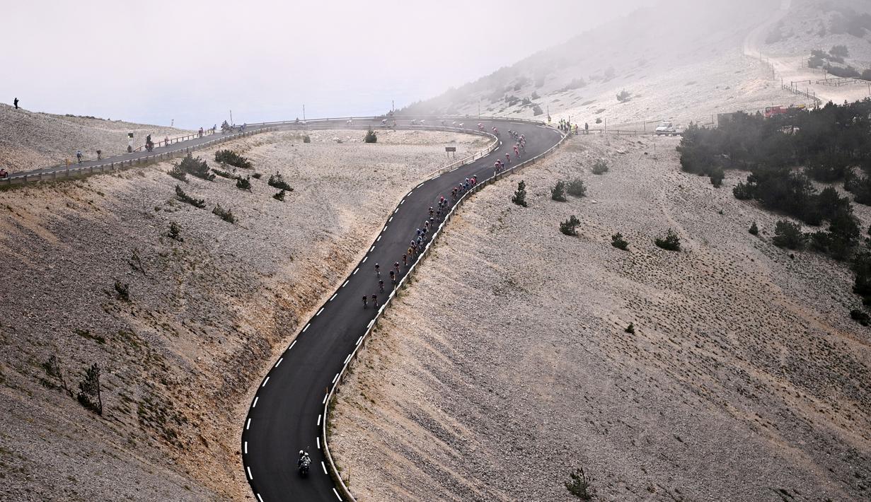 Melintasi panorama ikonik, Pegunungan Ventoux, Wout Van Aert mapu melahap balapan sejauh 198,9 km dengan catatan waktu 5 jam 17 menit 43 detik. (Foto: AFP/Anne-Christine Poujoulat)