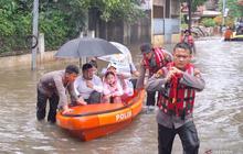 Cerita Warga Pondok Karya Jaksel Naik Perahu Karet Berangkat Kerja Gara-Gara Rumah Dikepung Banjir