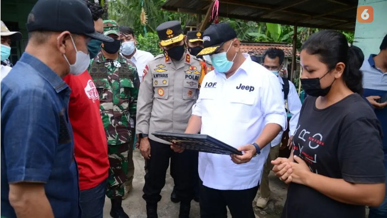 Gubernur Gorontalo bersama Forkopimda saat menatap foto mendiang Kapten Laut I Gede Kartika (Arfandi Ibrahim/Liputan6.com)