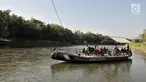 Perahu eretan atau tambangan saat mengantarkan warga menyeberangi Sungai Brantas, Desa Mayan, Mojo, Kediri, Sabtu (29/9). Perahu eretan ini sudah ada sebelum masa penjajahan Belanda. (Merdeka.com/Iqbal Nugroho)