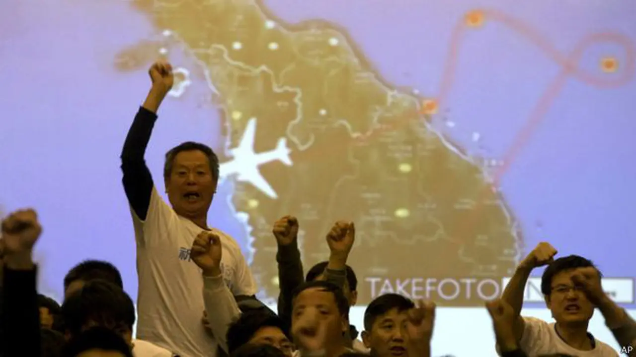 Kerabat penumpang Malaysia Airlines MH370. (BBC)