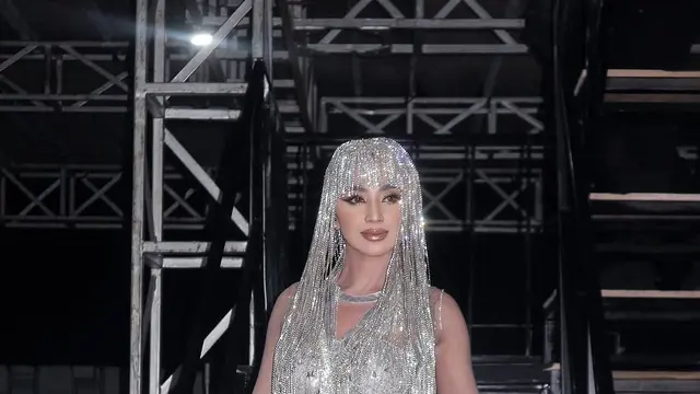 Penampilan Dewi Perssik ala Cleopatra dengan gaya bling-bling (credit: instagram/dewiperssik9)