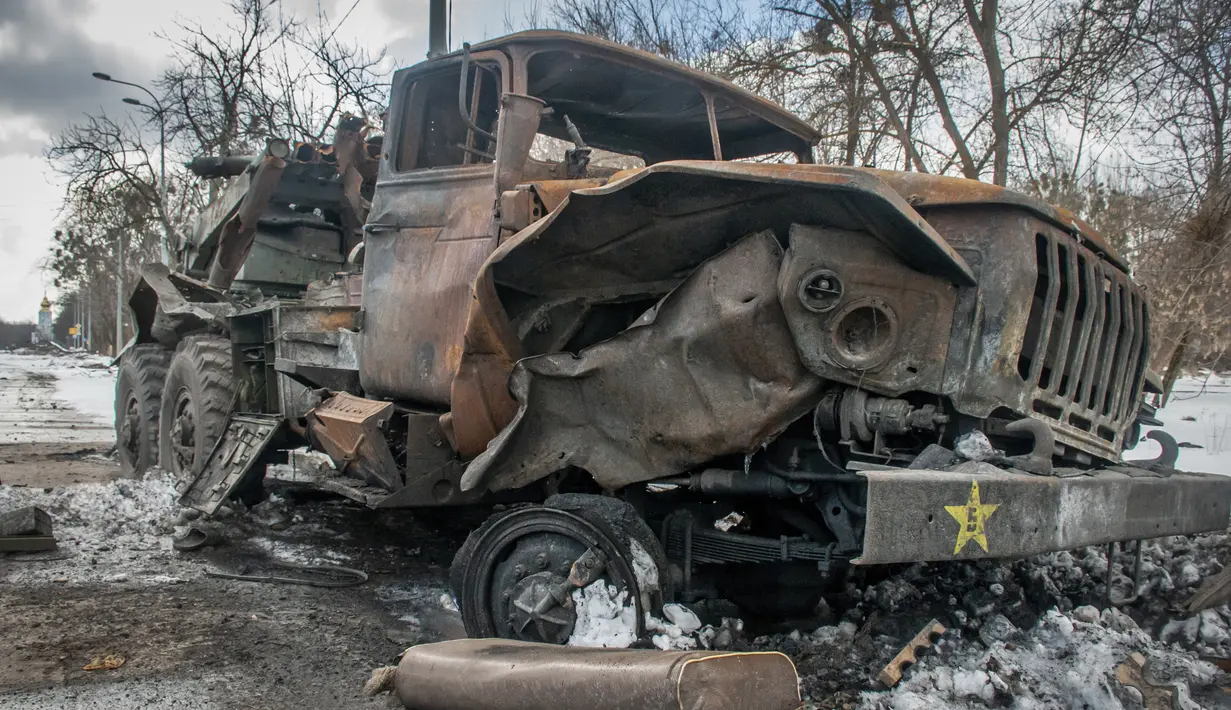 Sebuah kendaraan militer yang rusak terparkir di Kharkiv, Ukraina, Rabu, 16 Maret 2022. Invasi Rusia ke Ukraina memasuki hari ke-21. Berbagai upaya negosiasi menuju kompromi telah dilakukan demi menuju perdamaian di antara kedua belah pihak.  (AP Photo/Andrew Marienko)