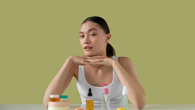 Ilustrasi perempuan dan produk skincare/freepik.com