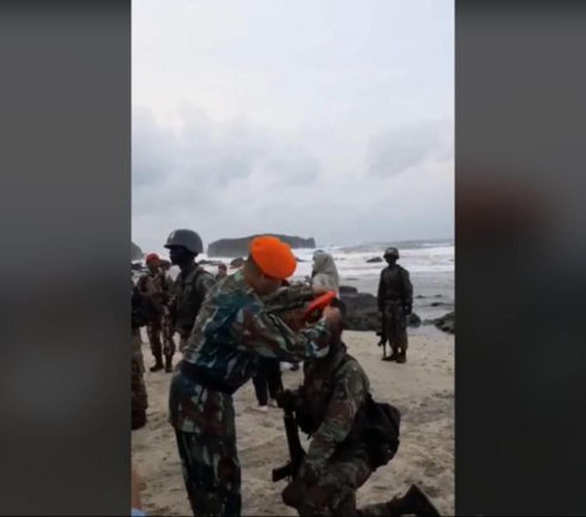 Dengan penuh kehati-hatian, ayah Kopasgat ini memasangkan baret merah anaknya. Ia kemudian terlihat sempat menepuk kedua pipinya. <br>
