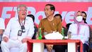 Presiden Joko Widodo atau Jokowi (tengah) bersama Ibu Negara Iriana (kanan) saat menyaksikan ajang balap perahu F1H2O/Powerboat di Pelabuhan Muliaraja Napitupulu Balige, Kabupaten Toba, Provinsi Sumatra Utara, Minggu (26/2/2023). Seri di Danau Toba tersebut merupakan seri pertama kompetisi perahu balap kursi tunggal musim 2023. (Foto: Muchlis Jr - Biro Pers Sekretariat Presiden)
