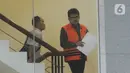 Kepala Kantor Pelayanan Pajak Penanaman Modal Asing Tiga Kanwil Jakarta Khusus Yul Dirga (kanan) saat tiba di Gedung KPK, Jakarta, Kamis (26/12/2019). Yul diperiksa sebagai tersangka dalam kasus dugaan suap pemeriksaan atas restitusi pajak PT WAE tahun pajak 2015 dan 2016. (merdeka.com/Dwi Narwoko)