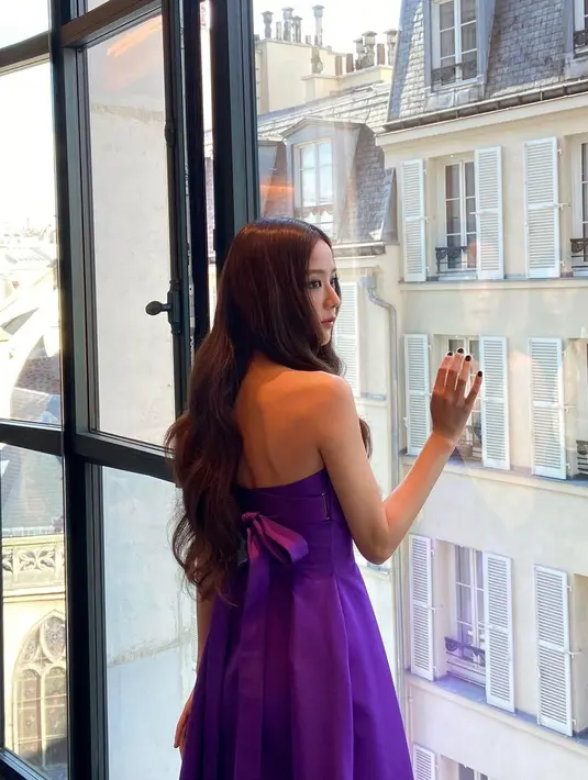 Jisoo Blackpink berpose saat bersiap hadir di Dior Paris Fashion Show 2023. Jisoo Blackpink melengkapi penampilannya dengan strappy heels hitam dan tas Lady Dior. (Instagram/sooyaaa__)