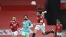 Pemain Manchester United, Harry Maguire (kanan) berusaha menghalau bola pada laga babak keempat FA Cup 2020-21 di Old Trafford, Senin (25/01/2021). (Foto: AP/Pool/Laurence Griffiths)