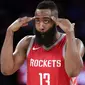 Guard Houston Rockets, James Harden, merayakan tembakan tiga angka pada laga NBA melawan New York Knicks di Madison Square Garden, Rabu (1/11/2017) waktu setempat. Rockets menang 119-97. (AP Photo/Frank Franklin II)