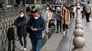 Calon penumpang tiba di Stasiun Hongqiao, Shanghai China, 11 Januari 2023. Migrasi tahunan di China dimulai dengan orang-orang kembali ke kampung halaman mereka untuk merayakan Tahun Baru Imlek. (Hector RETAMAL/AFP)