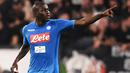 5. Kalidou Koulibaly (Napoli) - Pemain berusia 29 tahun ini tampil apik menjaga lini pertahanan Napoli pada musim ini. Koulibaly menjadi salah satu bek tangguh yang dimiliki Napoli. (AFP/Marco Bertorello)