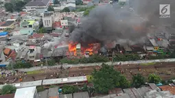 Pemandangan saat kebakaran melanda permukiman padat penduduk di kawasan Tanah Tinggi, Johar Baru, Jakarta, Selasa (26/6). Menurut warga setempat, api mulai berkobar sekitar pukul 13.20. (Liputan6.com/Arya Manggala)