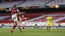 Striker Arsenal, Pierre-Emerick Aubameyang melepaskan tendangan ke gawang Villarreal dalam laga leg kedua semifinal Liga Europa 2020/2021 di Emirates Stadium, London, Kamis (6/5/2021). Arsenal bermain imbang 0-0 dengan Villarreal. (AP/Alastair Grant)