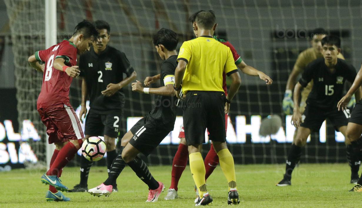 Gelandang Indonesia U-19, Witan Sulaeman, berusaha merebut bola dari pemain Thailand U-19 pada laga persahabatan di Stadion Wibawa Mukti, Cikarang, Minggu (8/10/2017). Indonesia menang 3-0 atas Thailand. (Bola.com/M Iqbal Ichsan)