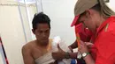 Toni Syarifudin memegang tangannya yang cedera akibat terjatuh di Olimpiade 2016 di Rio de Janeiro, (18/8). Penyebab utama jatuhnya Toni adalah tiupan angin kencang saat ia "terbang" di salah satu tanjakan lintasan lomba. (Foto/Carlos Pardede)