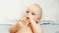 Di usia ini bayi boleh dikenalkan air putih (iStock)