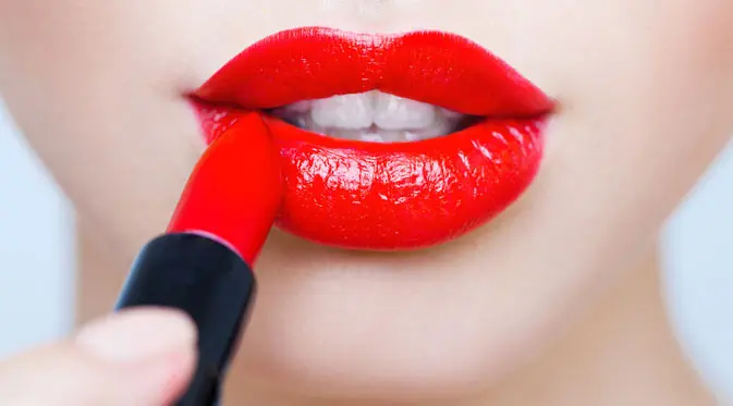 Ilustrasi bibir merah merona (foto: shutterstock.com).