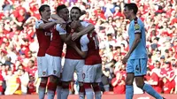 Para pemain Arsenal merayakan gol ke gawang Burnley pada laga Premier League, di Stadion Emirates, London, Minggu (6/5/2018). (AFP/Adrian Dennis)