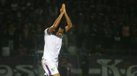Striker Persita, Qischil Gandrum Minny, minta maaf setelah mencetak gol ke gawang Persik pada uji coba di Stadion Brawijaya, Kota Kediri, Kamis (2/5/2019). (Bola.com/Gatot Susetyo)