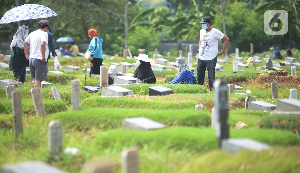 <p>Warga berdoa saat melakukan ziarah di area pemakaman khusus COVID-19 di TPU Rorotan, Cilincing, Jakarta Utara, Rabu (4/5/2022). Sejumlah tempat pemakaman umum masih dipadati oleh keluarga yang melakukan ziarah di H+3 Lebaran. (merdeka.com/Imam Buhori)</p>