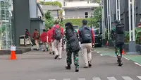 Penyidik Kejagung Datangi Kantor BGN, Dikawal TNI Bertas Hitam Besar