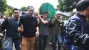 Ariel "NOAH" mengusung keranda jenazah ayahnya, Nazmul Irphan bin Muhammad Saleh, Bandung, Selasa (29/3/2016). Ayah Ariel meninggal dunia di Rumah Sakit Advent, Bandung, kira-kira pukul 13.00 WIB. (Liputan6.com/Herman Zakharia)