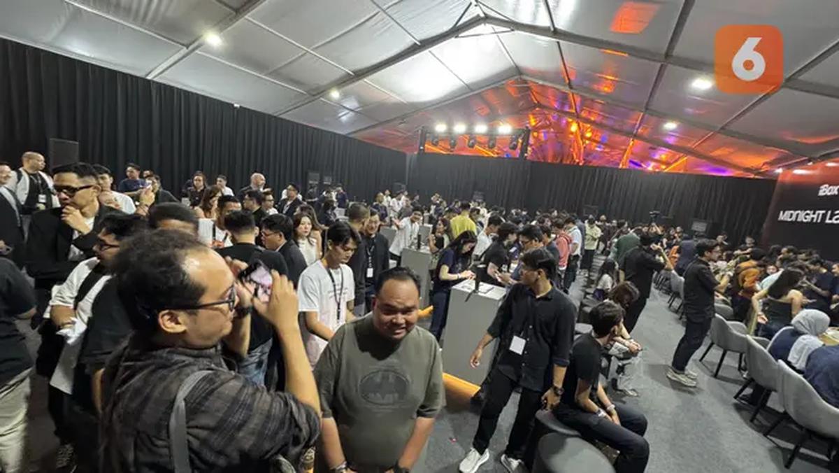 Fans Apple sudah terlihat sudah memadati tempat pengambilan iPhone 17 series. (Liputan6.com/ Yuslianson)