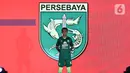 Pemain Persebaya berpose mengenakan jersey untuk Shopee Liga 1 2020 saat acara Launcing di Hotel Fairmont, Jakarta, Senin (24/2/2020). Shopee Liga 1 2020 diikuti 18 klub terbaik Indonesia. (Liputan6.com/Johan Tallo)