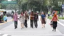 Warga menyeberangi pelican crossing di Halte Transjakarta Bank Indonesia (BI), Jakarta, Selasa (4/9). Pelican crossing diharap membuat warga memiliki kesempatan sama dalam menikmati layanan publik. (Liputan6.com/Immanuel Antonius)