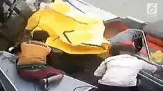 Mayat wanita berhijab ditemukan mengambang di sungai Musi, Palembang.