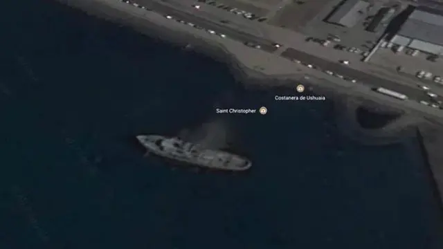 Penampakan kapal karam melalui Google Earth.