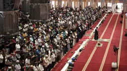 Sejumlah jemaah melaksanakan salat gaib di Masjid Istiqlal, Jakarta, Jumat (10/2/2023). Salat gaib tersebut dilakukan untuk mendoakan para korban gempa di Turki dan Suriah. (Liputan6.com/Faizal Fanani)