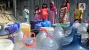 Dari galon, jeriken hingga drum mereka bawa dan gunakan untuk menampung air bersih bantuan. (merdeka.com/Arie Basuki)