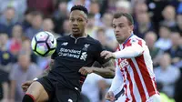 Pemain Liverpool, Nathaniel Clyne (kiri) berusaha menghalau bola dari kejaran pemain Stoke City, Xherdan Shaqiri pada laga Premier League pekan ke-32 di Britannia Stadium, Stoke, (8/4/2017). Liverpool menang 2-1. (AP/Rui Vieira)