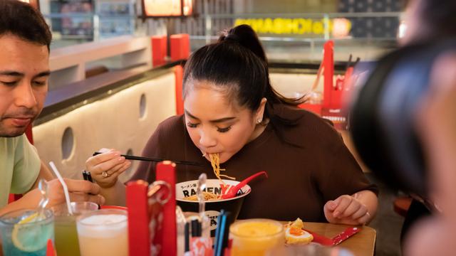 Raffi Ahmad dan Nagita Slavina meluangkan waktunya untuk menikmati mie ramen.