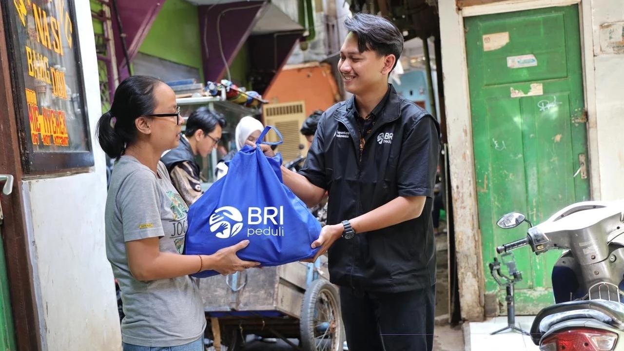 Program Berbagi Bahagia Bersama BRI. BRI salurkan bantuan sembako sebanyak 279 ribu paket kepada masyarakat.