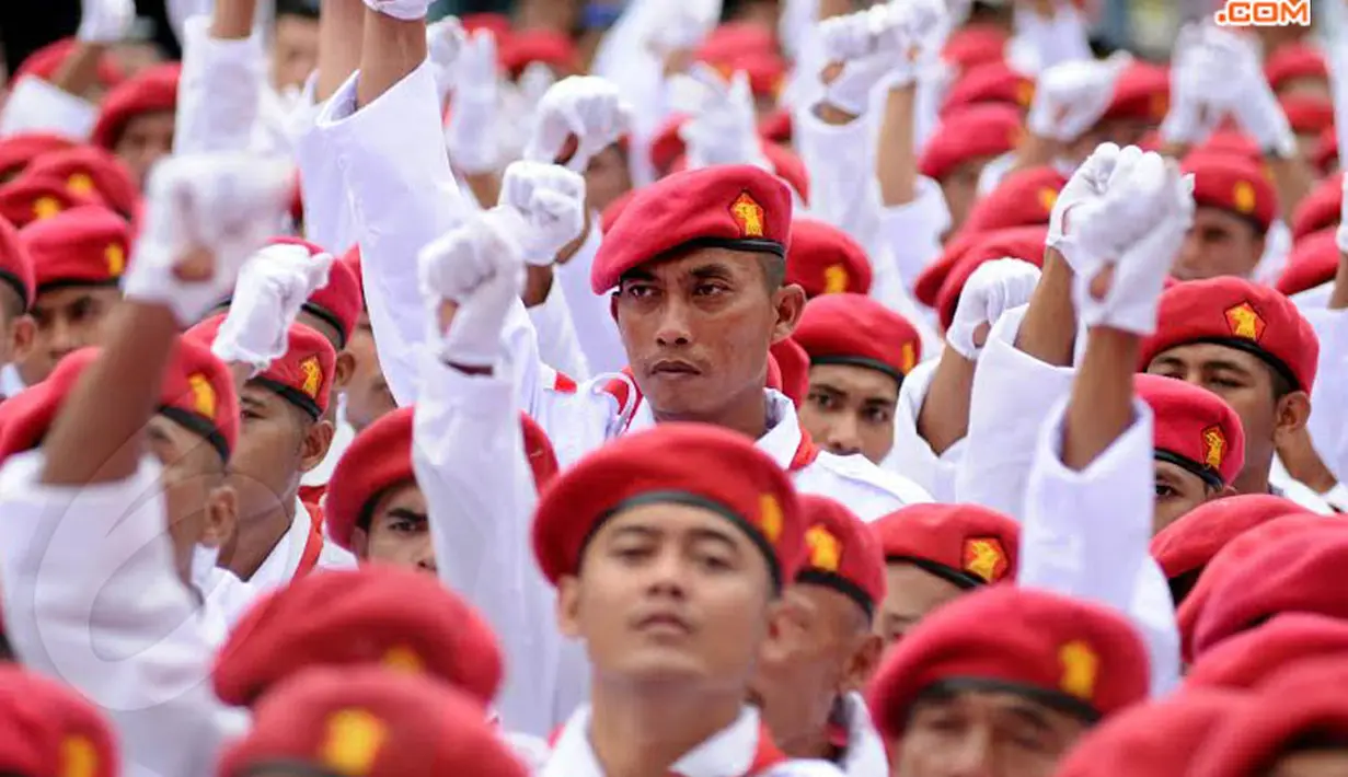 Kepalan tangan tanda kesatuan tekad untuk memperjuangkan kemenangan Partai Gerindra dalam Pemilu 2014 diperlihatkan para anggota Garuda (Liputan6.com/Helmi Fithriansyah)