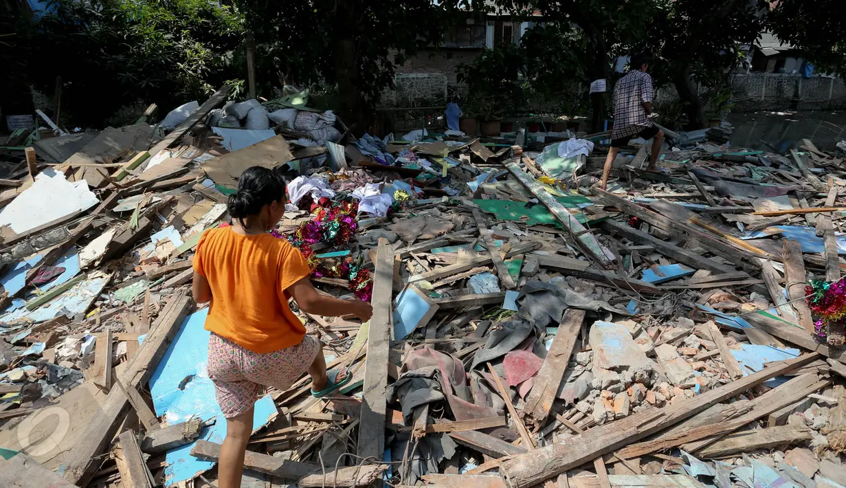 Sejumlah warga mencari sisa-sisa barang di lokasi penggusuran Pinangsia, Jakarta Barat, Kamis (28/05/2015). Warga terpaksa bertahan di lokasi penggusuran karena ditolak saat akan mengambil kunci di Rusun Marunda. (Liputan6.com/ Faizal Fanani)