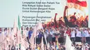 Prabowo juga menjanjikan perlindungan bagi buruh dan program pembangunan 1 juta rumah. Tampak dalam foto, Presiden Prabowo Subianto (tengah) didampingi sejumlah pimpinan organisasi-organisasi buruh menyampaikan pidato dalam peringatan Hari Buruh Internasional atau May Day 2026 di kawasan Monumen Nasional (Monas), Jakarta, Jumat (1/5/2026). (merdeka.com/Arie Basuki)