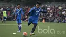 Bek Persib Bandung, Achmad Jufriyanto, berusaha melepaskan tendangan saat latihan. Pada latihan tersebut para pemain Maung Bandung tampak mengasah kemampuan mencetak gol. (Bola.com/Vitalis Yogi Trisna)
