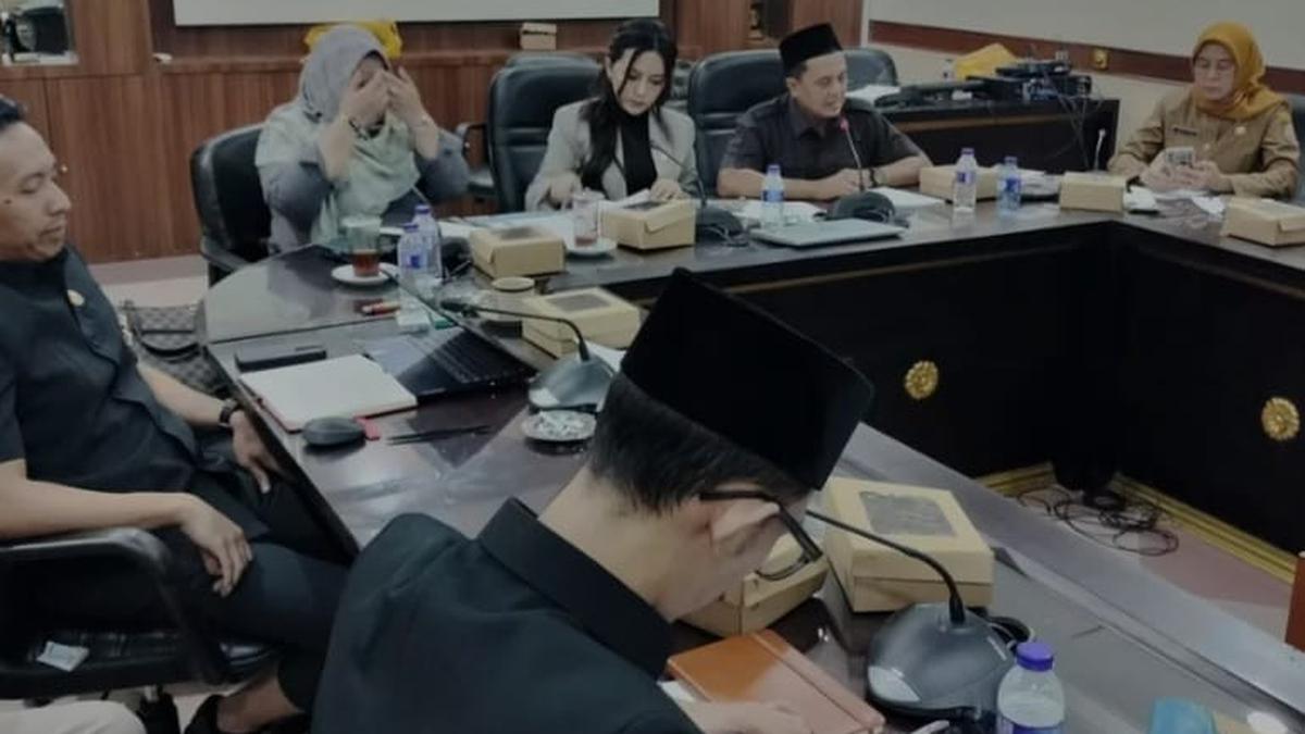 Viral Anggota DPRD Merokok saat Rapat, Bupati Jember Soroti Kebiasaan saat Paripurna